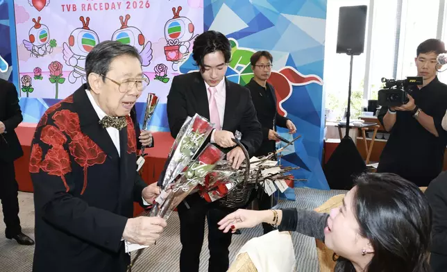 胡楓情人節化身愛神「修」比特向在場嘉賓送上「愛的玫瑰」。