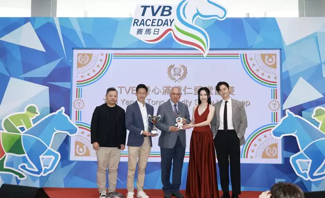 第2場「TVB 善心滿載仁愛堂讓賽」由「活力拍檔」勝出，由仁愛堂第46屆董事局主席何俊亨先生（左二）以及仁愛堂第46屆董事局第一副主席程俊華先生（左一）， 龔嘉欣（右二）、張振朗（右一）分別頒發獎盃及致送TVBuddy予馬主梁祥彪（中間）。