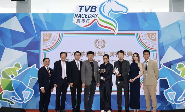 第3場「TVB 慈善星輝仁濟夜讓賽」由「超寫意」勝出， 由仁濟醫院董事局名譽理事王亞明先生（左二）、總理黃子文先生（左三）、總理郭志成先生（左一）、主席朱德榮先生MH（左四）、姚子羚（右二）、黃子恆（右一）分別頒發獎盃及致送TVBuddy予馬主代表（右三、右四）。
