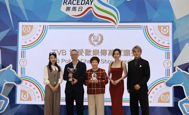 第4場「TVB 博愛歡樂傳萬家讓賽」由「八駿笑昇」勝出，由博愛醫院黃曉君主席（左一）、傅嘉莉（右二）及黃庭鋒（右一）分別頒發獎盃及致送TVBuddy予馬主李佘團體代表（左二、左三）。