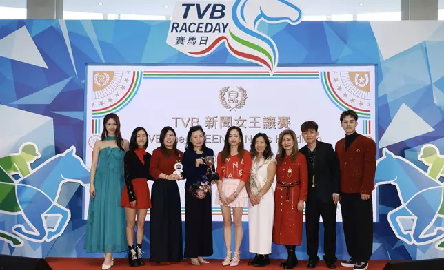 第6場「TVB新聞女王讓賽」由「加州星馳」勝出，由K Cash Corporation Limited執行董事兼營運總監黃卓詩小姐（右四）、非執行董事陳詠詩女士（右五）、陳曉華（左一）及何廣沛（右一）分別頒發獎盃及致送TVBuddy予馬主梁樂皓玲（左四）。