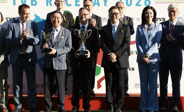 電視廣播有限公司行政主席許濤（右三）及行政主席夫人許陳祉妤（右二）頒發TVB盃予勝出頭馬「信心星」的馬主代表。