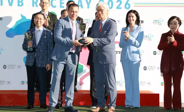 電視廣播有限公司總經理（商務營運）蕭世和先生（右）頒發獎盃予練馬師方嘉柏（左）。