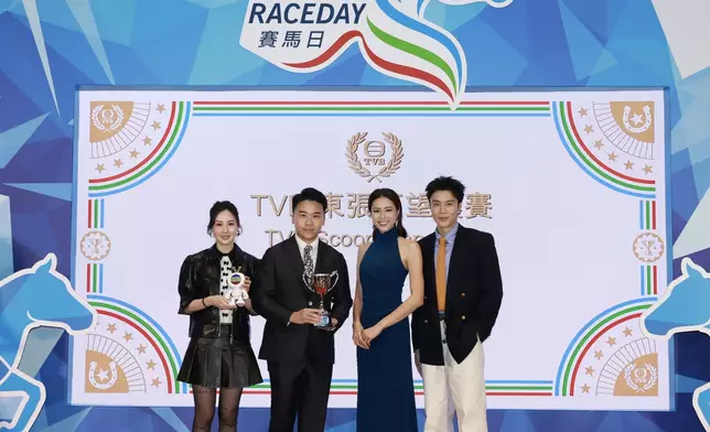 第8場「TVB東張西望讓賽」由「自動自覺」勝出，由丁子朗（右一）劉穎鏇（右二）分別頒發獎盃及致送TVBuddy予馬主紅駿團體代表（左一、左二）。