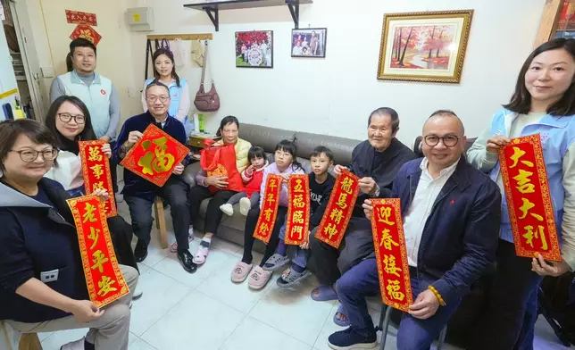 林定國到訪勵德邨探訪兩個家庭。林定國FB