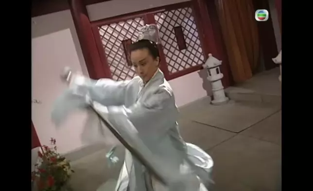 龍陽君出劍快如電。