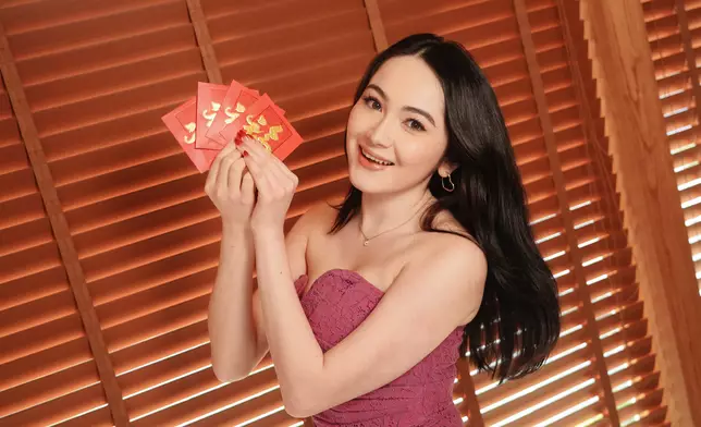 何詠多在參選時自揭喜歡和媽媽一起追看《愛‧回家之開心速遞》自學廣東話，藉此學習廣東話。