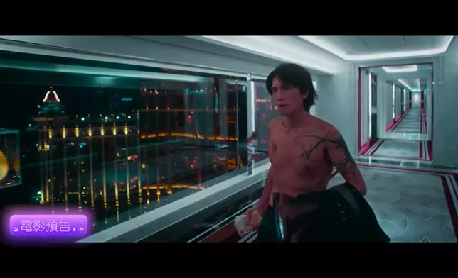 在電影《夜王》中，黃子華亦罕有「大解放」，其中一幕更騷胸肌吸睛。