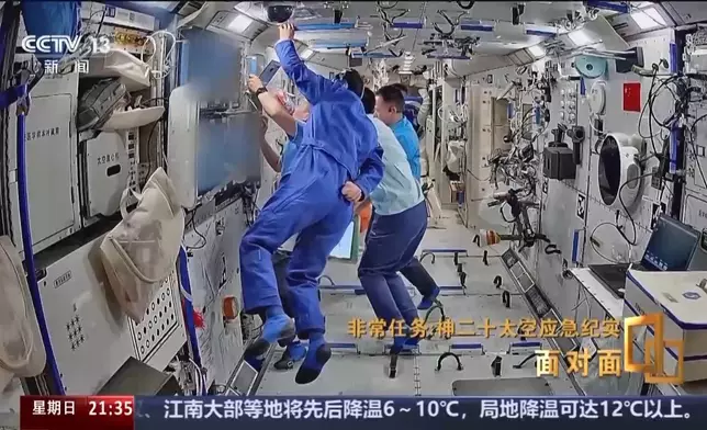 神舟二十號航天員乘組接受央視訪問，講述發現舷窗裂紋的過程。央視新聞截圖