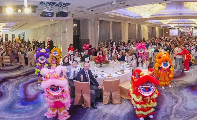 恒基地產招待300位長者享用團年午宴，在歡樂的氣氛下共迎新年。