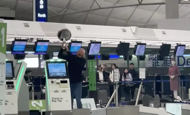 一名光頭、蓄大鬍子的外籍漢大鬧香港國際機場，在機場離境大堂推倒至少4台智能登記櫃檯。小紅書視頻截圖
