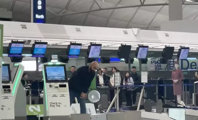 一名光頭、蓄大鬍子的外籍漢大鬧香港國際機場，在機場離境大堂推倒至少4台智能登記櫃檯。小紅書視頻截圖