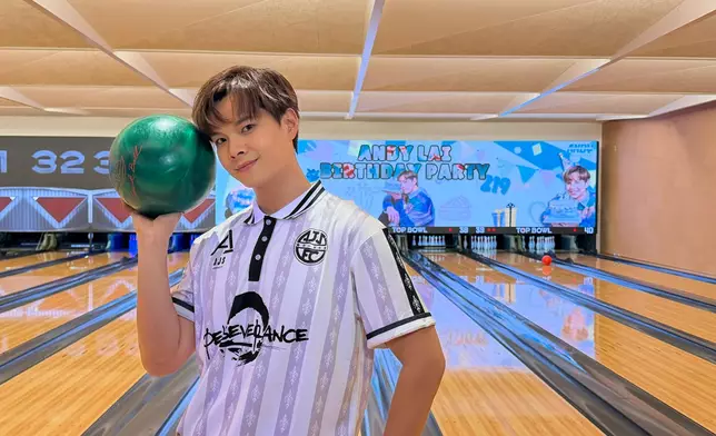 今年搞搞新意思，拉大隊去打保齡球。