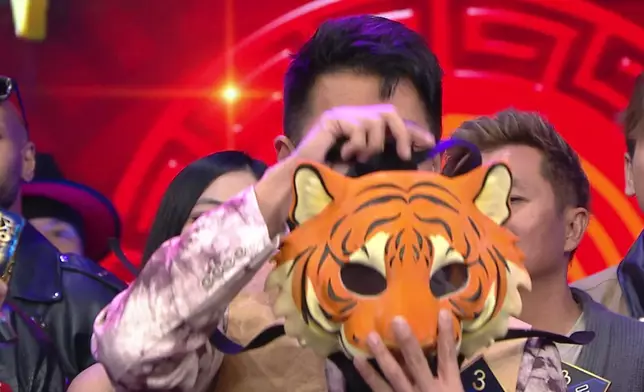 「唐伯虎」脫下面具。