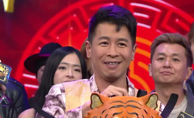 「唐伯虎」脫下面具。