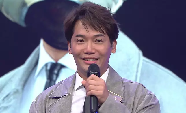 黃建東熱愛唱歌。