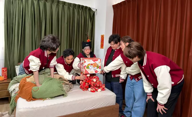 主持們玩了兩輪遊戲。