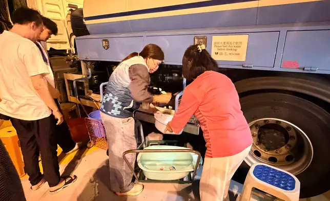 愛民邨爆水管，市民到水車取水。房屋署FB圖片
