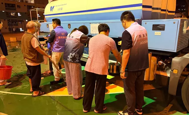 愛民邨爆水管，市民到水車取水。房屋署FB圖片