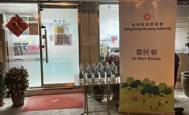 愛民邨爆水管，房署在場派飲用水。房屋署FB圖片