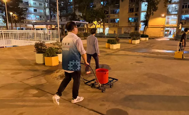 愛民邨爆水管，市民到水車取水。房屋署FB圖片