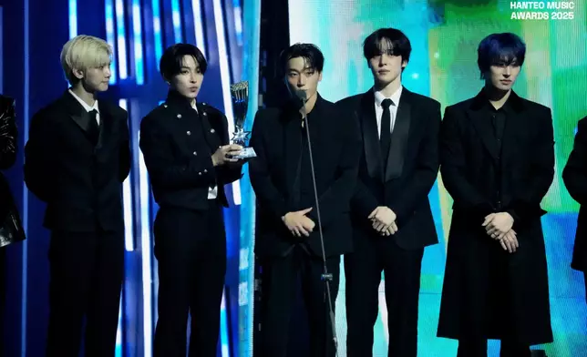 ATEEZ在台上感謝所有粉絲。HMA官方圖片