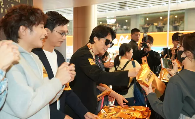 眾人齊齊派發福袋及利是。