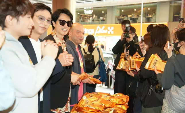 眾人齊齊派發福袋及利是。