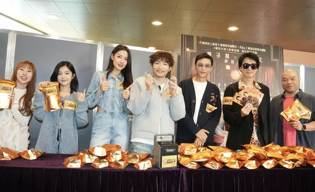 眾人齊齊派發福袋及利是。