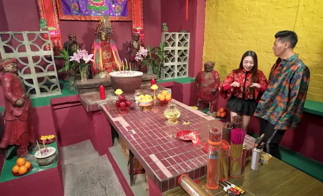 Jojo及Darren介紹元朗天后古廟。