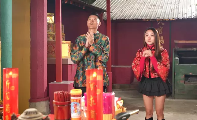 Jojo及Darren介紹元朗天后古廟。