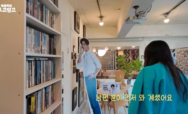 老婆李奈映面露尷尬。影片截圖