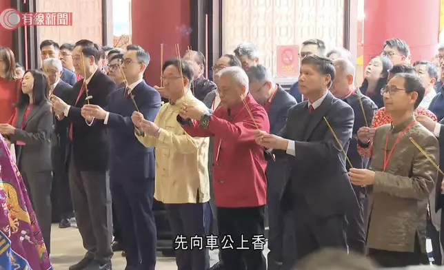 劉業強為香港求籤。有線新聞截圖