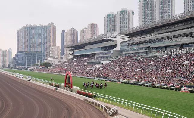 「馬年賽馬日」吸引超過九萬人進入兩個馬場共賀新歲，場內氣氛熾熱，令人振奮。香港賽馬會圖片
