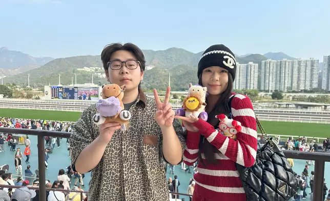 河南旅客武先生（左）與妹妹等家人首次來港旅遊，對沙田馬場的熱鬧氣氛讚不絕口，計劃下次來港再到跑馬地馬場體驗。香港賽馬會圖片