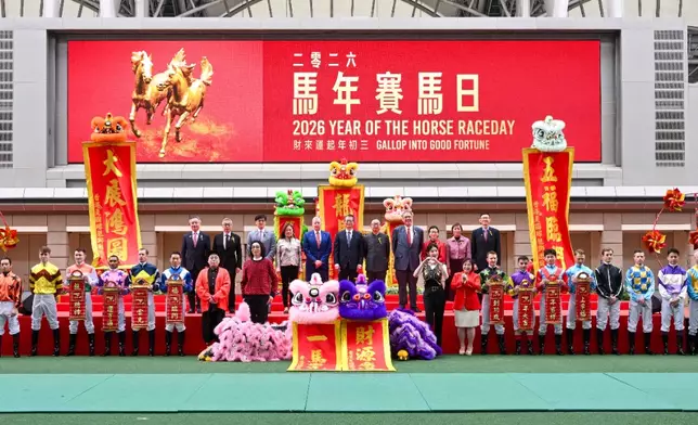 財政司司長陳茂波（後排左六）、文化體育及旅遊局局長羅淑佩（後排左四）、馬會主席廖長江（後排右五）、馬會行政總裁應家柏（後排左五），與馬會董事、其他主禮嘉賓及馬會騎師，於2026馬年賽馬日開幕典禮合照。香港賽馬會圖片