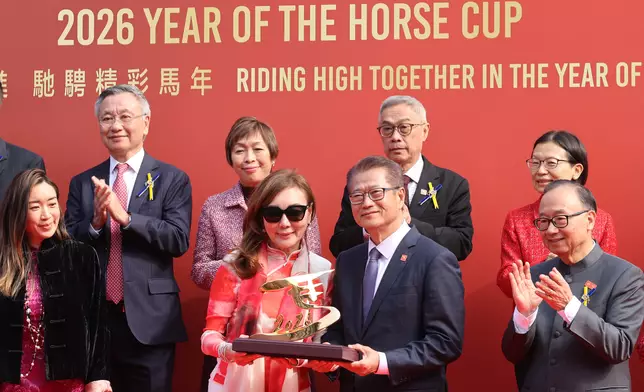 長陳茂波在頒獎禮上頒發馬年盃獎盃予「桃花開」的馬主桃花團體代表。香港賽馬會圖片