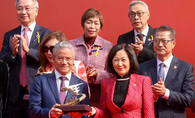 行政會議召集人葉劉淑儀頒發特別設計的獎盃予馬年盃勝出馬匹「桃花開」的練馬師告東尼。香港賽馬會圖片