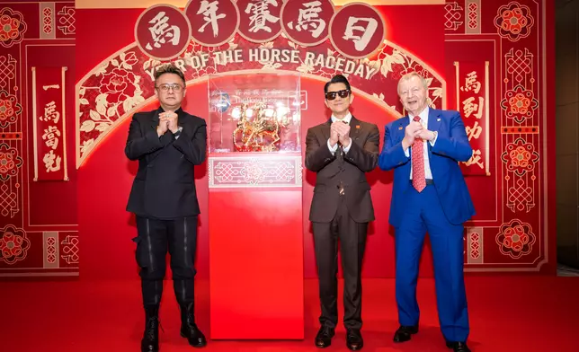 馬會行政總裁應家柏（右）、馬會「馬年大使」郭富城（中）及知名藝術家馬興文（左），一同為「融馬情國際藝術巡展」揭開序幕。香港賽馬會圖片