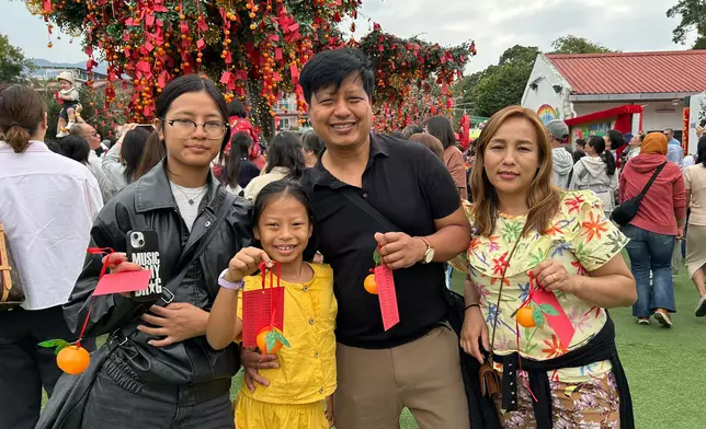 來自尼泊爾的Niraj一家今年是第二次參加林村的許願節活動，兩次體驗都讓他感到非常開心。巴士的報記者攝