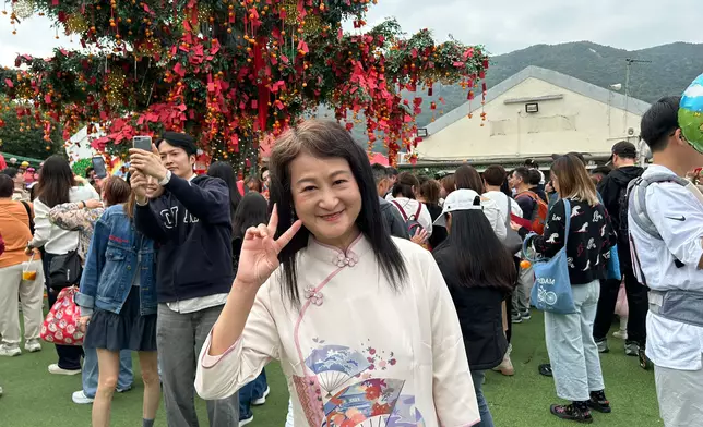 甄小姐表示，在大年初三來到林村感受熱鬧的節日氛圍，感到十分開心。巴士的報記者攝