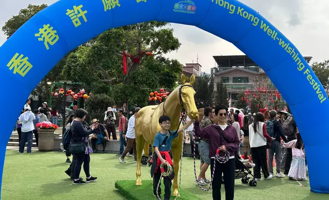 在林村「香港許願節」，市民可以一嚐「拉頭馬」滋味。巴士的報記者攝