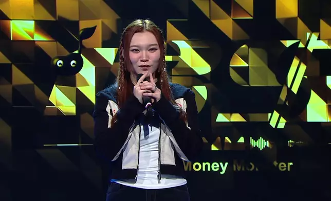 呢個「玩手指」動作，真係好少女。