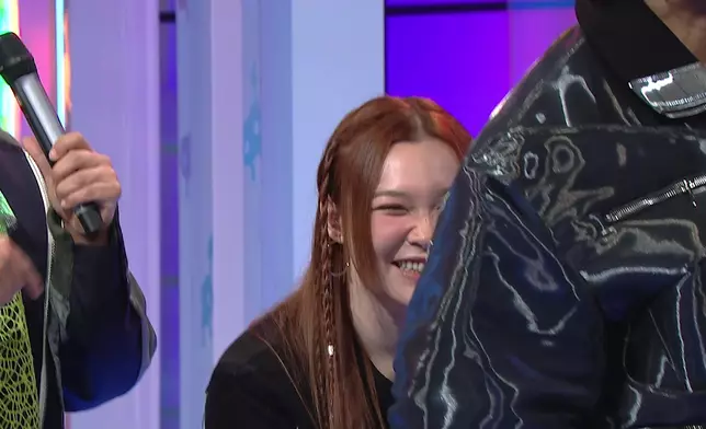 Janees驚到要踎低又匿埋咁，好少女。