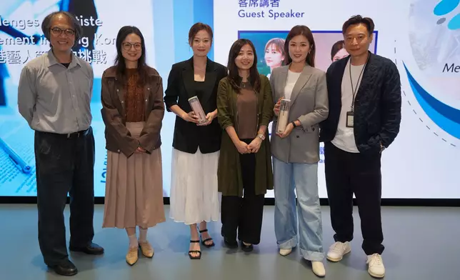 香港專業教育學院（觀塘）副院長兼商業系系主任吳美蘭博士（右三）與Leo Ho講師（右一）及高級講師Kenneth Wong （左一）與Sabrina（左二），跟嘉賓朱晨麗、趙璧渝合照