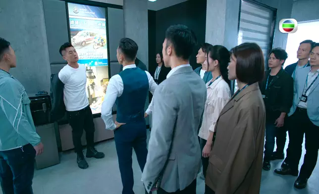 阿東剝衫晒肌戲。