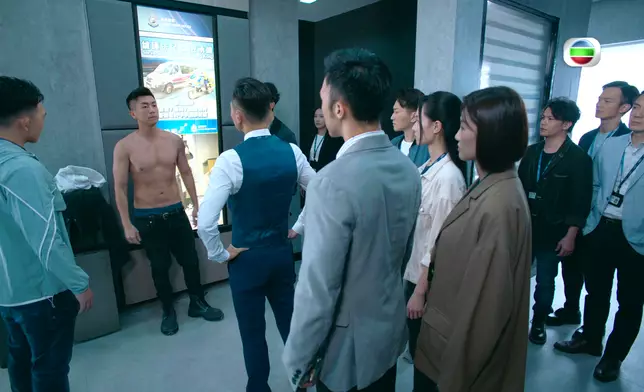 阿東剝衫晒肌戲。