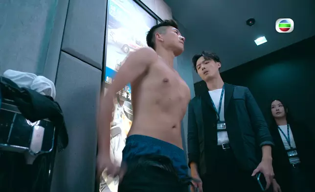 阿東剝衫晒肌戲。