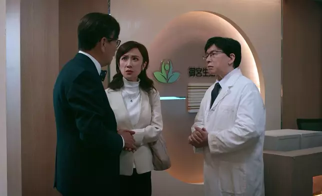 Joe Junior戴上假髮「回到過去」。