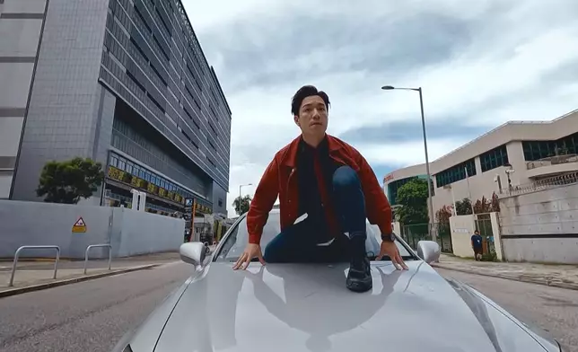 吳偉豪爬出座駕再跳上貨車，動作一氣呵成。